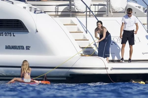 PREMIUM-EXCLUSIVE MUST CALL FOR PRICING BEFORE USAGE STRICT WEB EMBARGO UNTIL 2115 BST ON THE 270725 PICTURES TAKEN ON THE 25072025 Drew Barrymore soaks up the sun with her children on a luxury yacht in Saint-Tropez