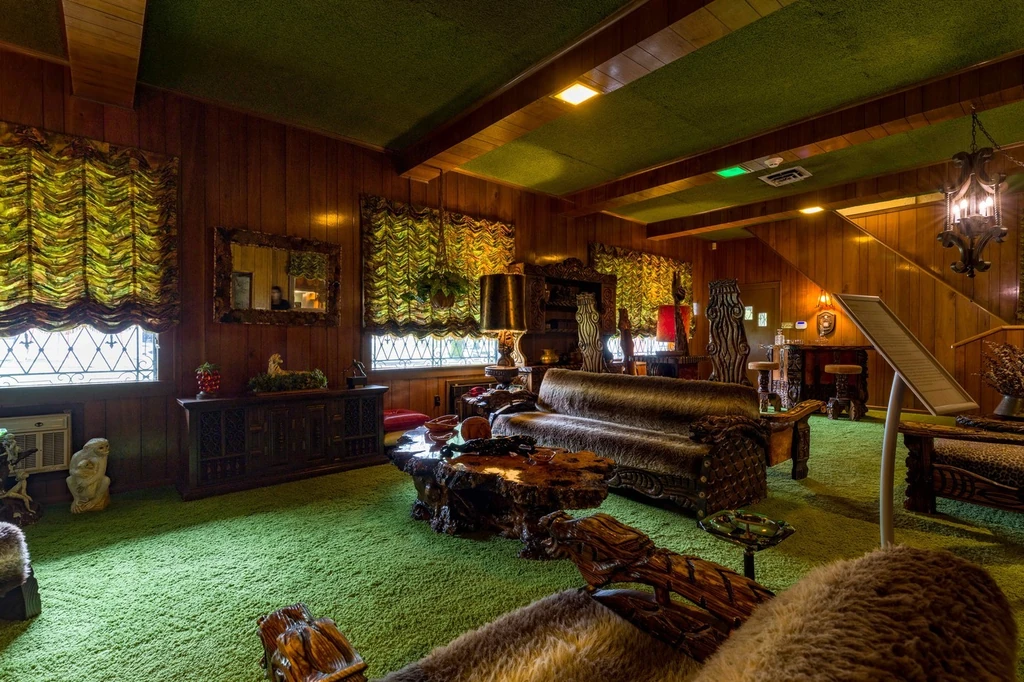 Graceland egyik különösen híres helyisége a dzsungelszoba, hűen tükrözi Elvis ízlését