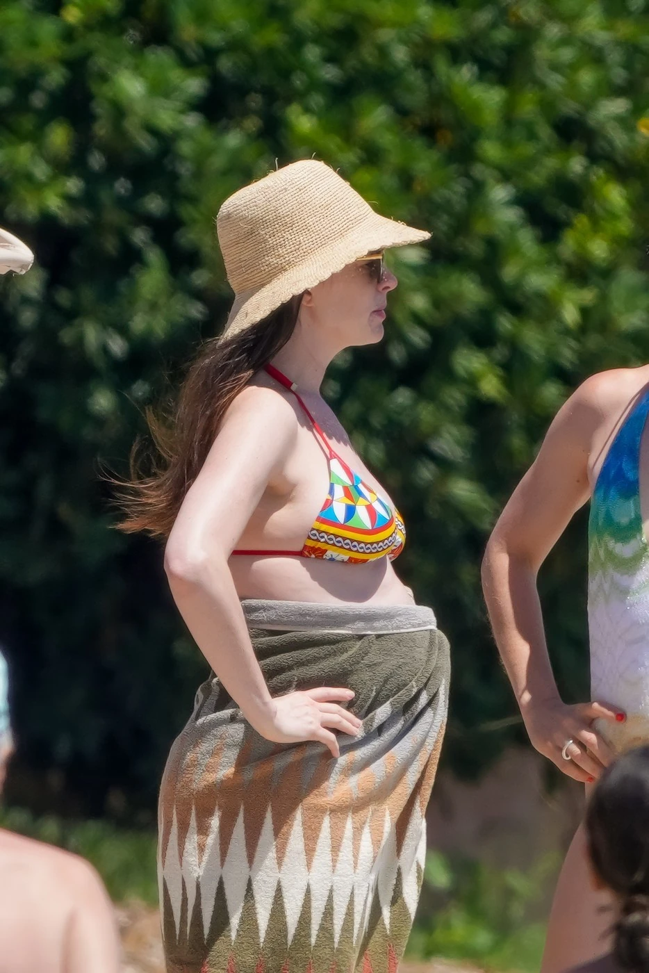 A strandon St.-Tropez-ban már sokkal látványosabb volt a színésznő pocakja 
