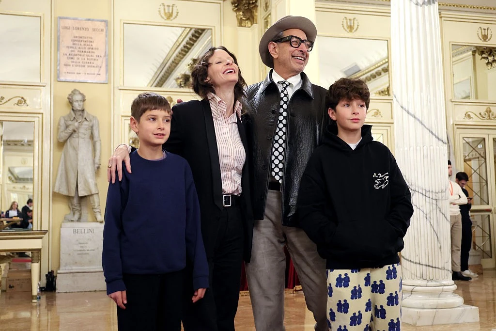 Jeff Goldblum felesége és két fia társaságában az idei téli olimpiára is ellátogattak (Fotó: Getty Images)