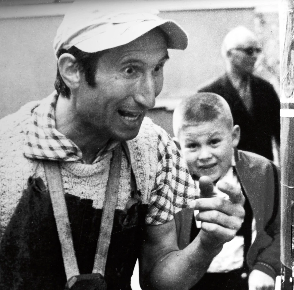 Szilágy István lubickolt a plakátragasztó szerepében (Fotó: Ráday Mihály/Fortepan)