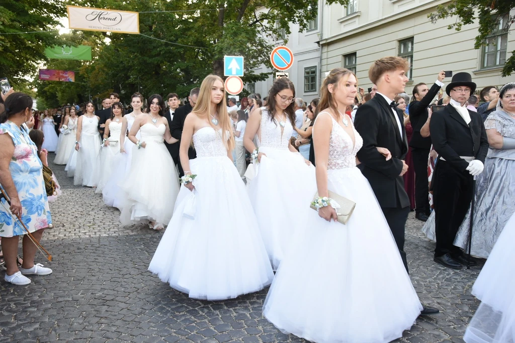 A bál szépei az Anna Grand Hotelből lesétáltak a Tagore-sétányra