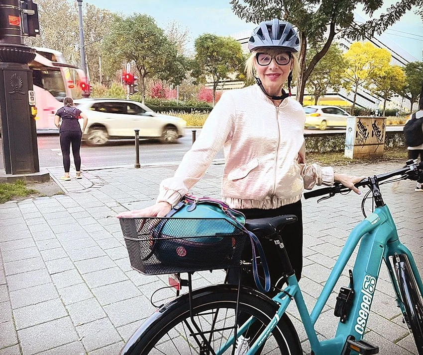 A színésznő mindenhova bicajjal jár (Fotó: Archív)