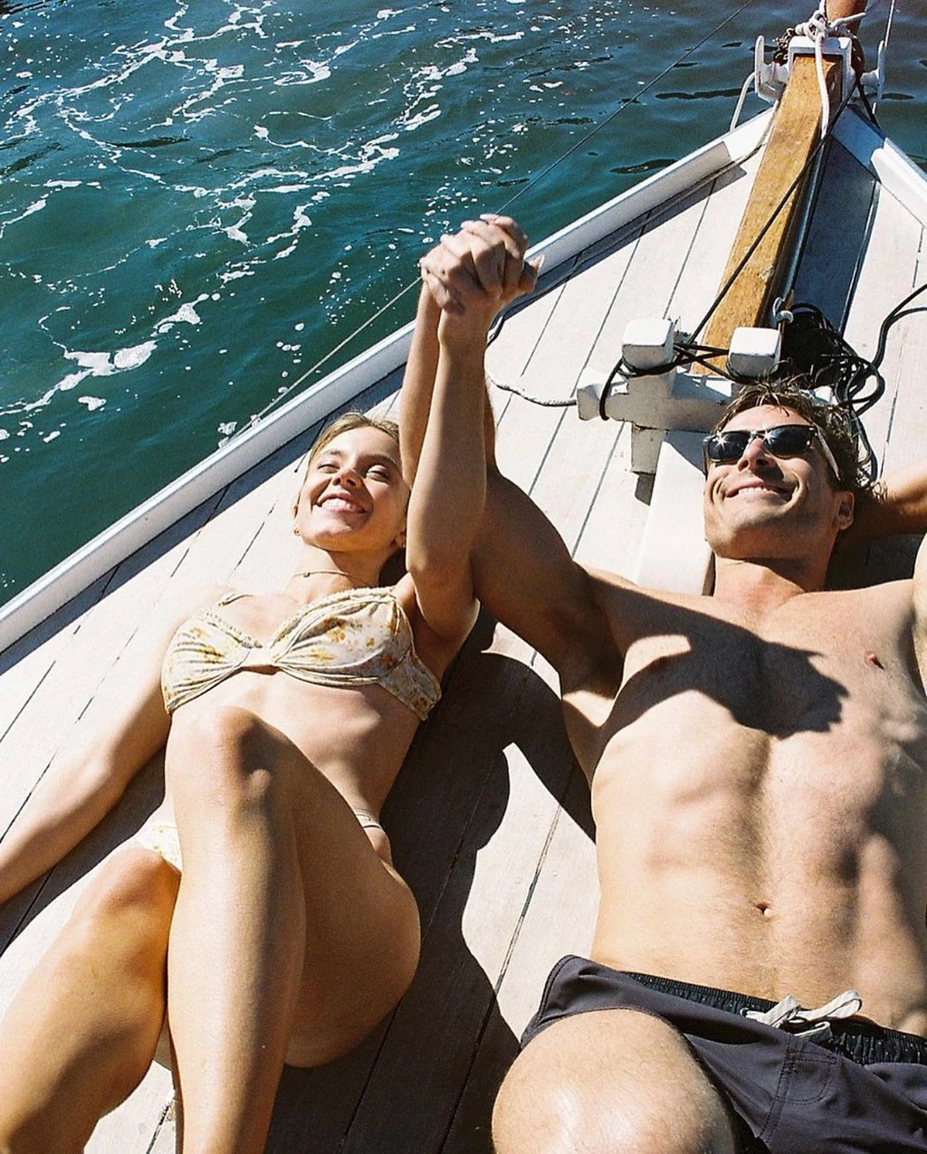 Sydney Sweeney és Glen Powell