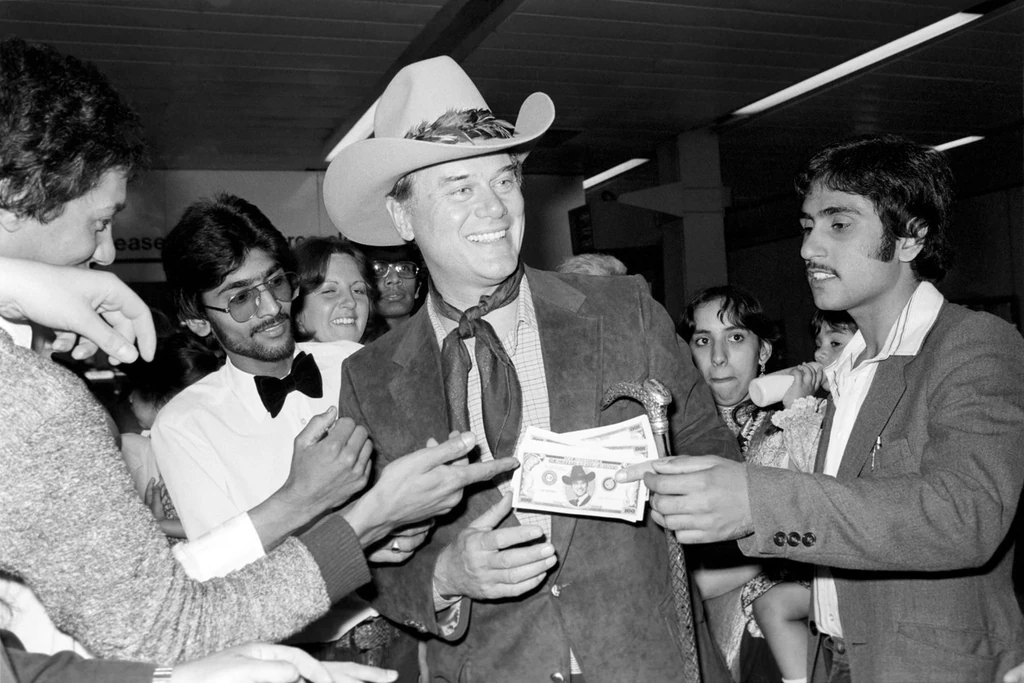 Bárhol járt Larry Hagman, rajongók fogadták