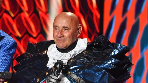 Pataky Attila táltosdobbal befolyásolja az időjárást