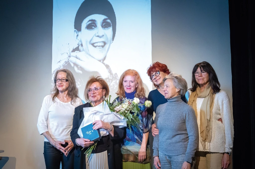 A korábbi díjazottak együtt ünnepelték Csákányi Esztert