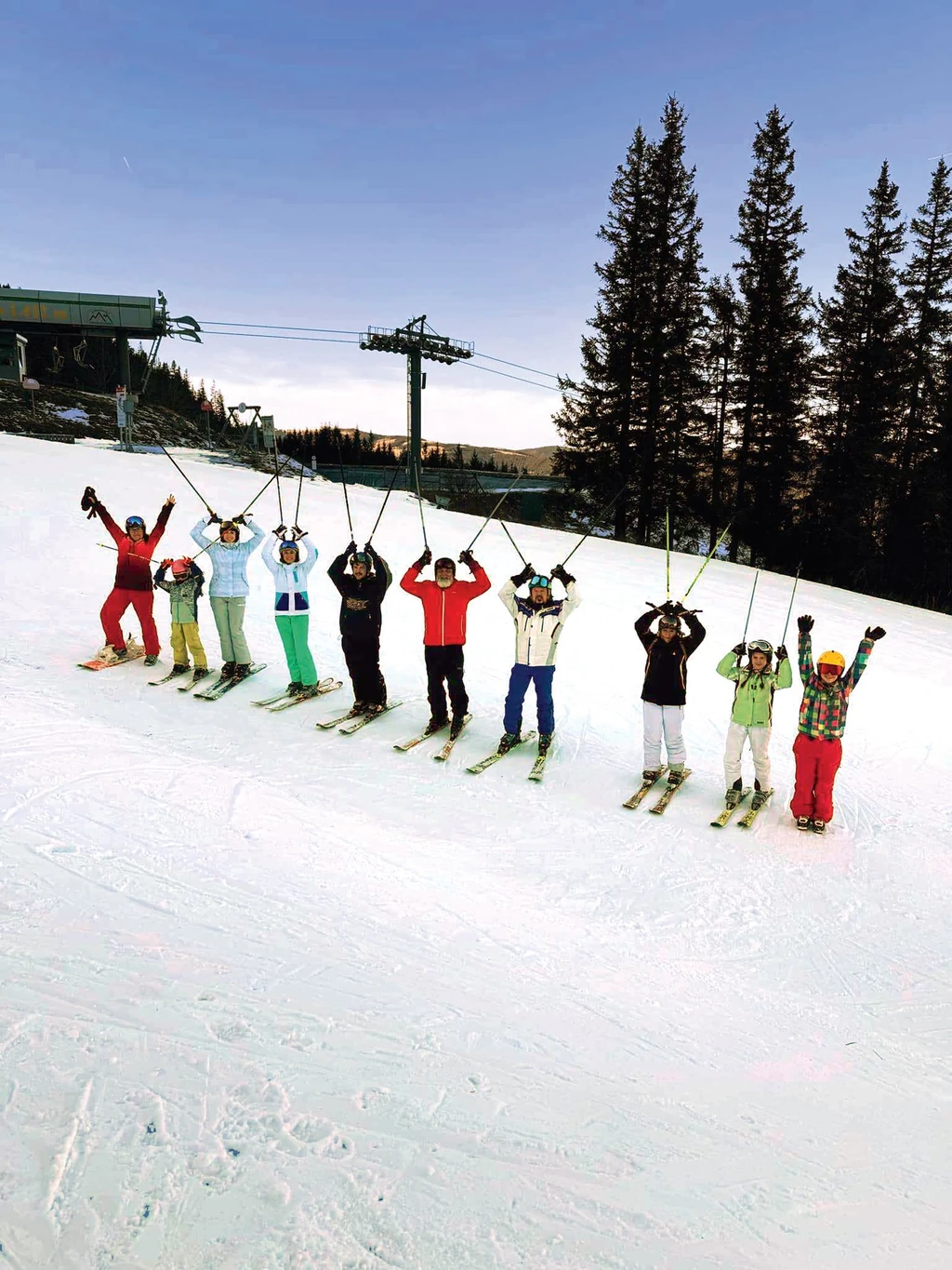 Sportos egy család! Olyan sokan voltak, hogy egy nagyobb síliftbe se fértek be együtt