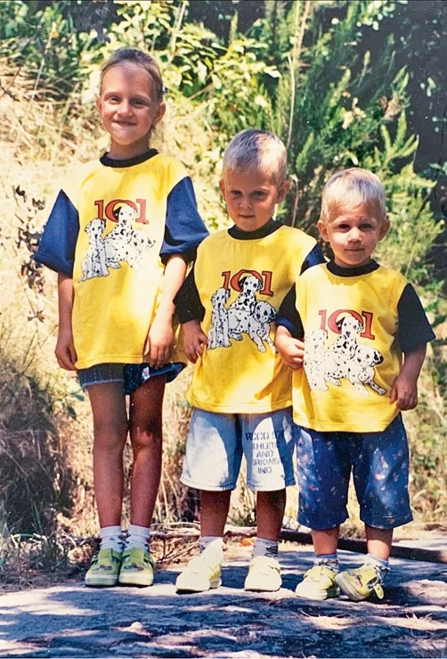 Eliza a két öccsével, akiket nagyon megviselt a szüleik válása (Fotó: Archív)