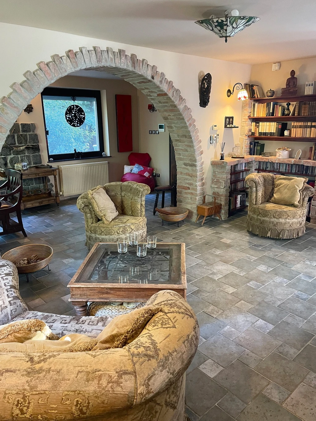 A macskakő kívül L alakban öleli körbe a házat, bent a falakon is visszaköszön mint díszítőelem