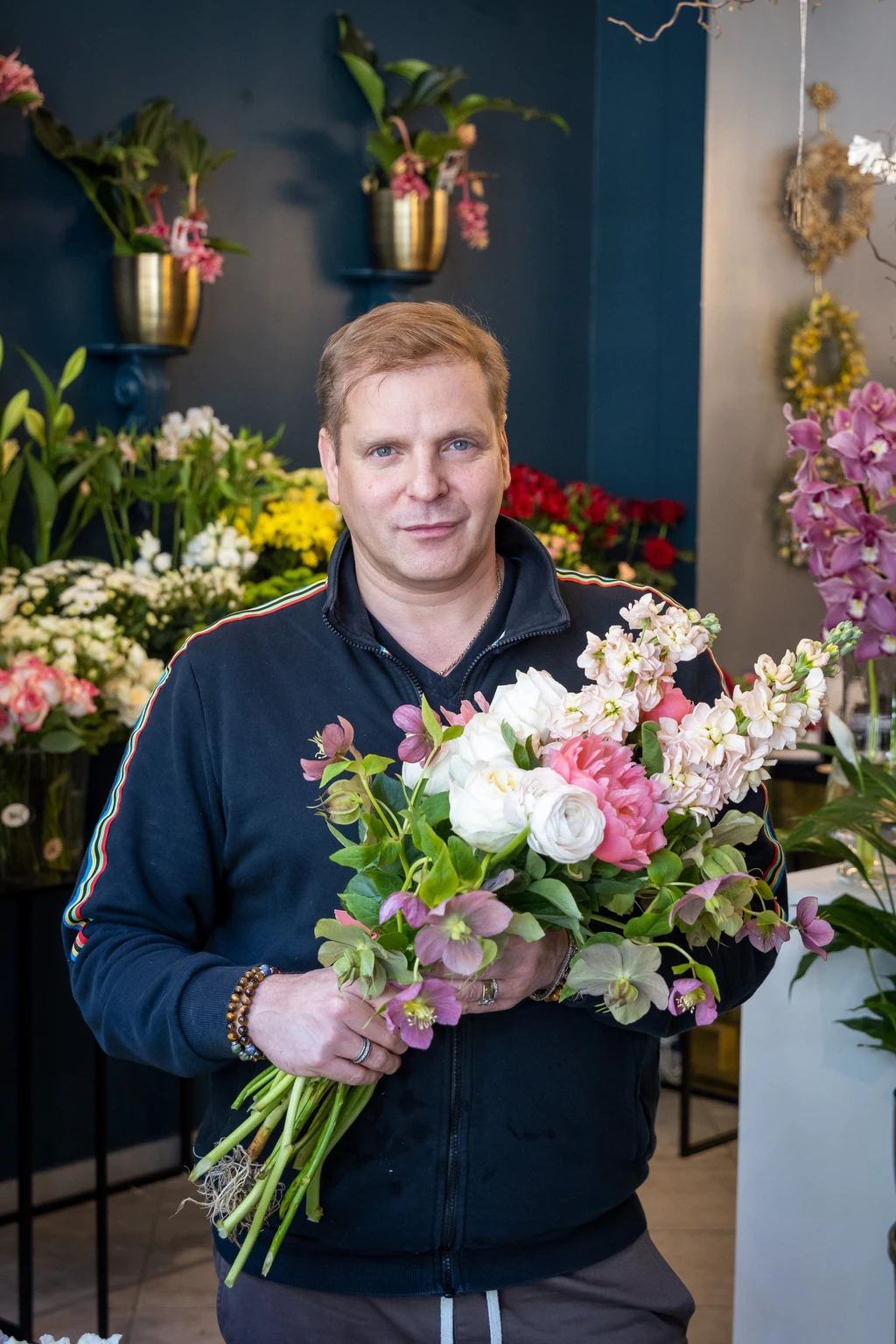 Egy szép anyák napi csokor: viola, peónia (babarózsa), angol rózsa és boglárka pompázik együtt (Fotó: Birton Szabolcs/fotocentral.hu)