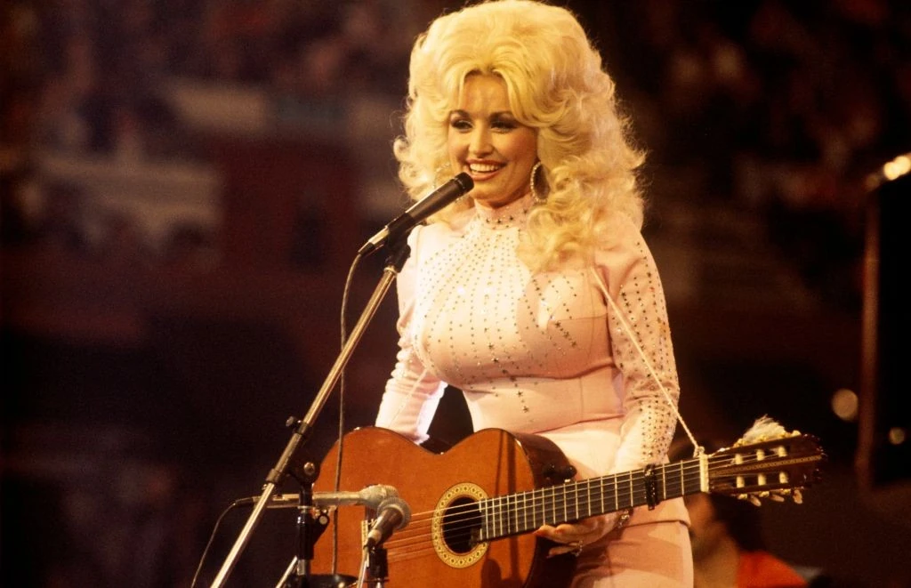 Dolly Parton 1976-ban: egész életében védjegye volt hatalmas hajkoronája 