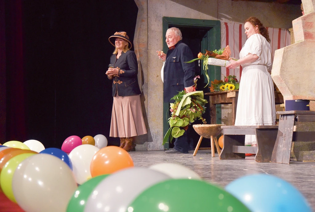 A Turay Ida Színház társulata felköszöntötte, amikor hetven lett (Fotó: Olajos Piroska/fotocentral.hu)