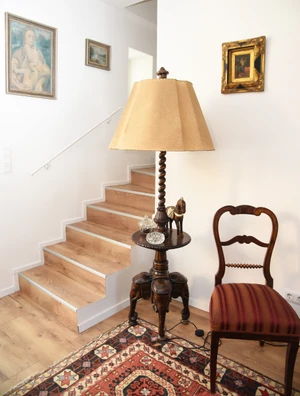 „Az interneten találtam rá erre a lámpára, ami már annyira ronda, hogy jópofa a sok elefánt miatt. Kiderült, hogy az eladó az egyik barátom testvére, és én gimnazistaként sokat ültem emellett a lámpa mellett.” (Fotó: Olajos Piroska)