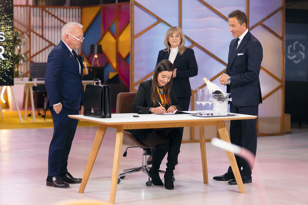 Erre mindig emlékezni fog. A szerződés aláírásának nagy pillanata (Fotó: RTL)