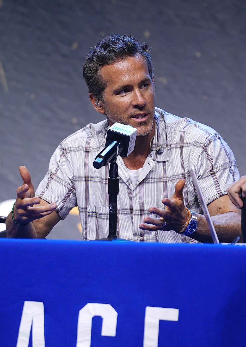 Ryan Reynolds vagyonát 350 millió dollárra becsülik, ám luxusautók helyett egy egyszerű városi terepjárót vezet. Feleségével és lányaikkal sokáig beérték egy háromszobás családi házzal New York államban, és ugyan negyedik gyermekük születésekor nagyobb házba költöztek, kívülről az is inkább egy családi farmnak tűnik, mintsem egy kacsalábon forgó kastélynak.