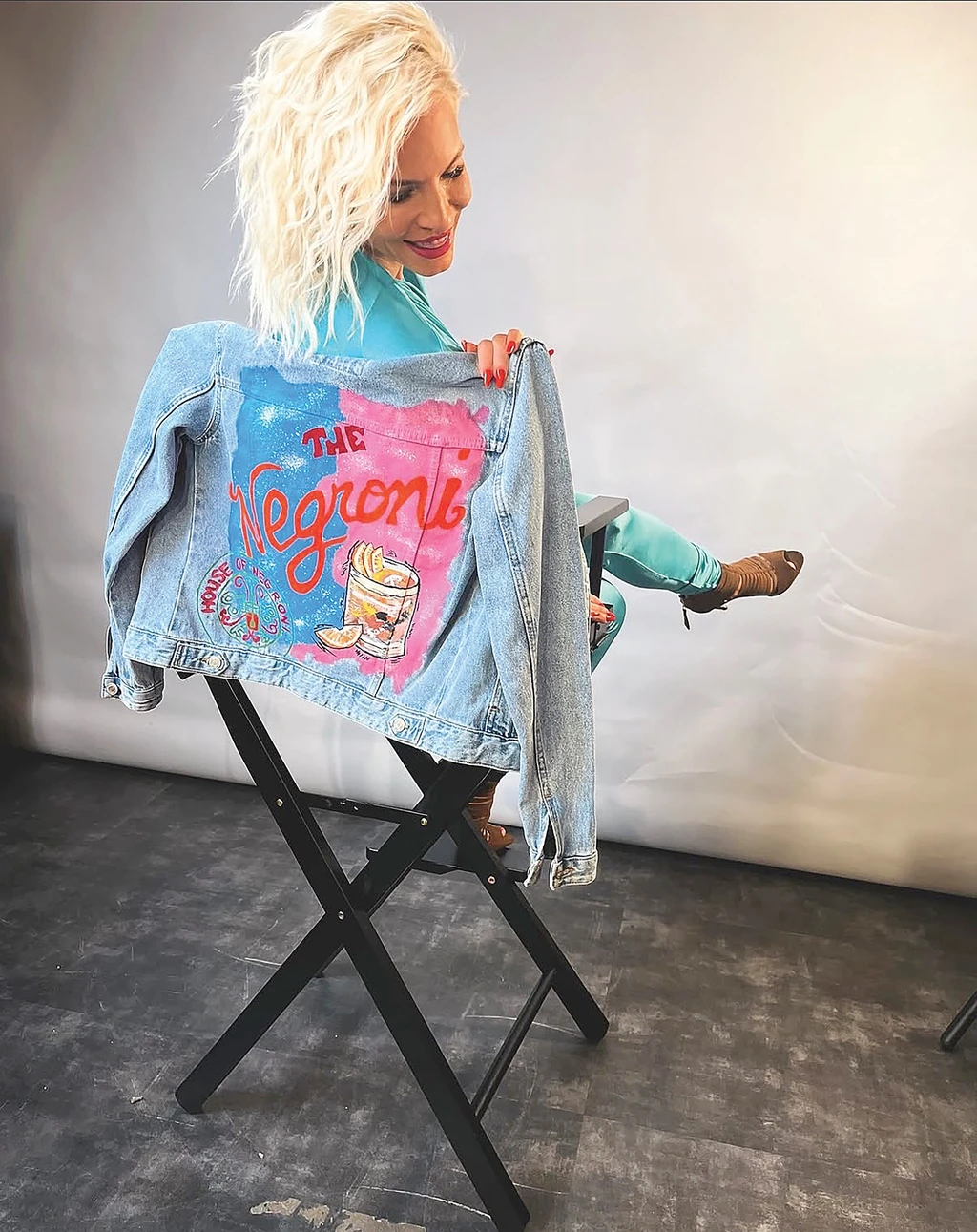 Nem engedi, hogy a nőiességén csorba essen