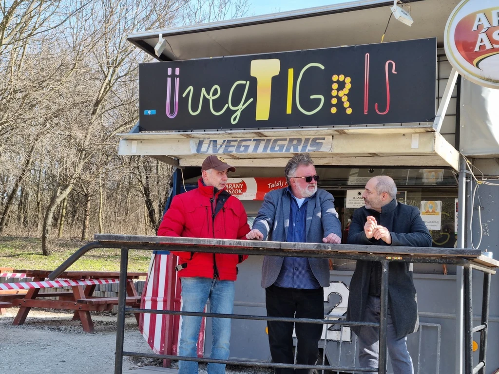 Kapitány Iván, Csuja Imre és Rudolf Péter az Üvegtigris híres büfékocsija előtt