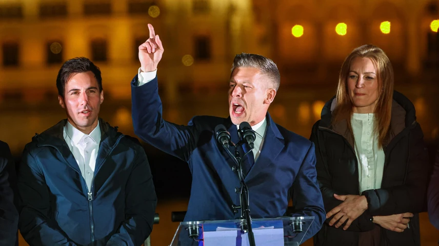 Radnai Márk (balra) egy műsor pilotja kedvéért a kamerák előtt itta le magát