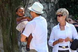 Brad Pitt, a lánya, Zahara és az édesanyja