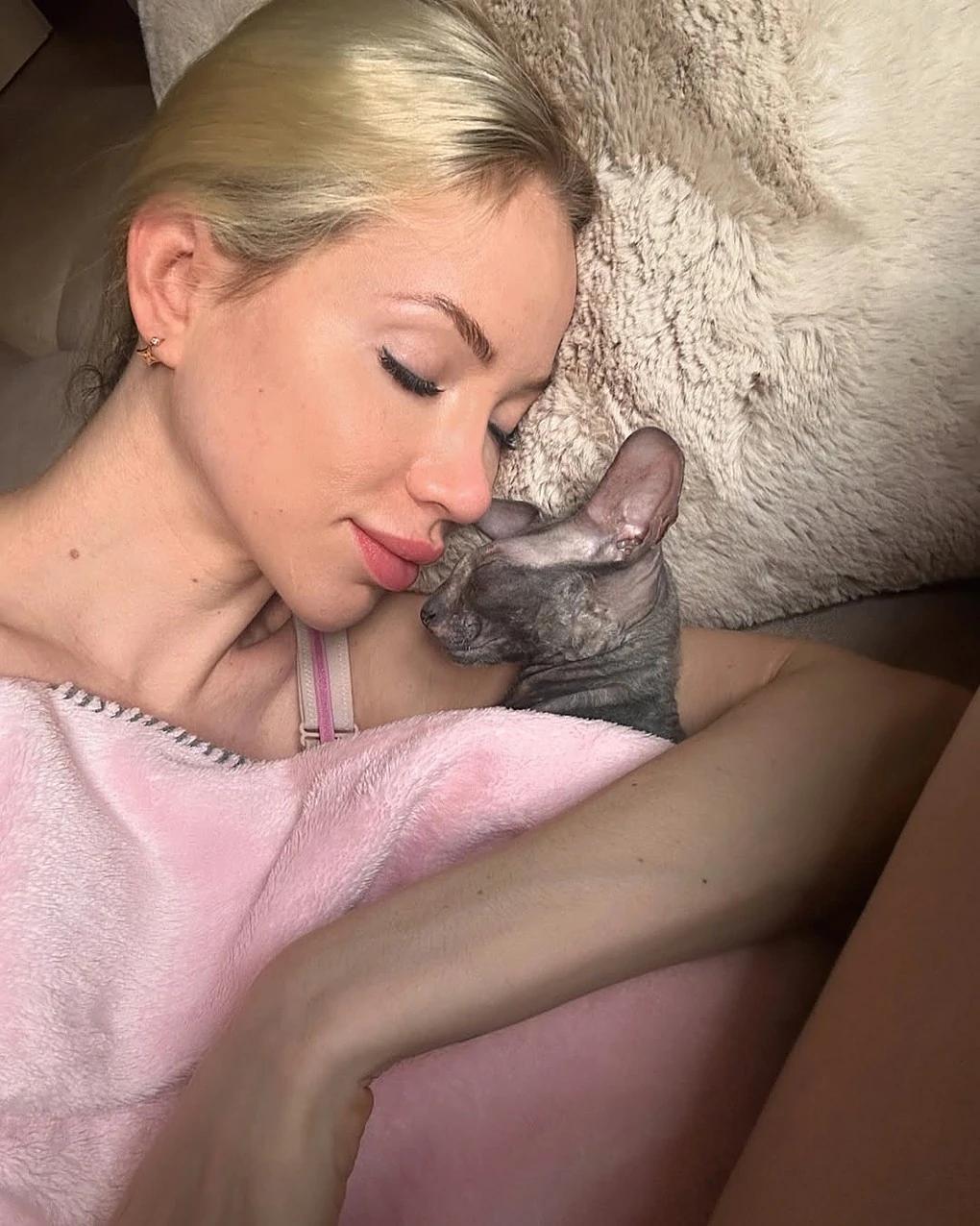 Otthonát egyelőre kedvencével osztja meg