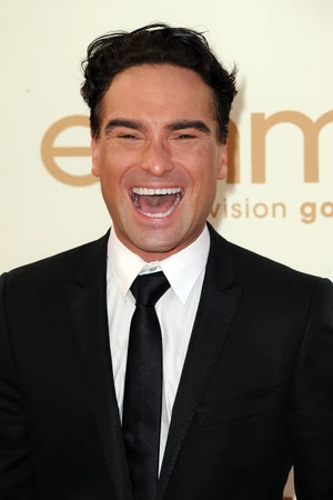 Az agymenők Leonardja, Johnny Galecki a megcsócsált rágógumijaiból készített valóságos szentélyt: ahelyett, hogy kukába dobta volna a használt rágókat, ő a sorozat forgatási helyszínéhez közeli betonfalra ragasztgatta őket: a forgatás mintegy 12 éve alatt csaknem háromezer darabos nyálas gyűjteményt hozott össze!  