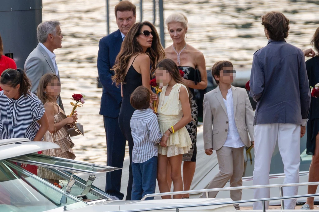 A Clooney házaspár és az ikreik egy nagyobb társasággal érkeztek a Villa Passalacquába 