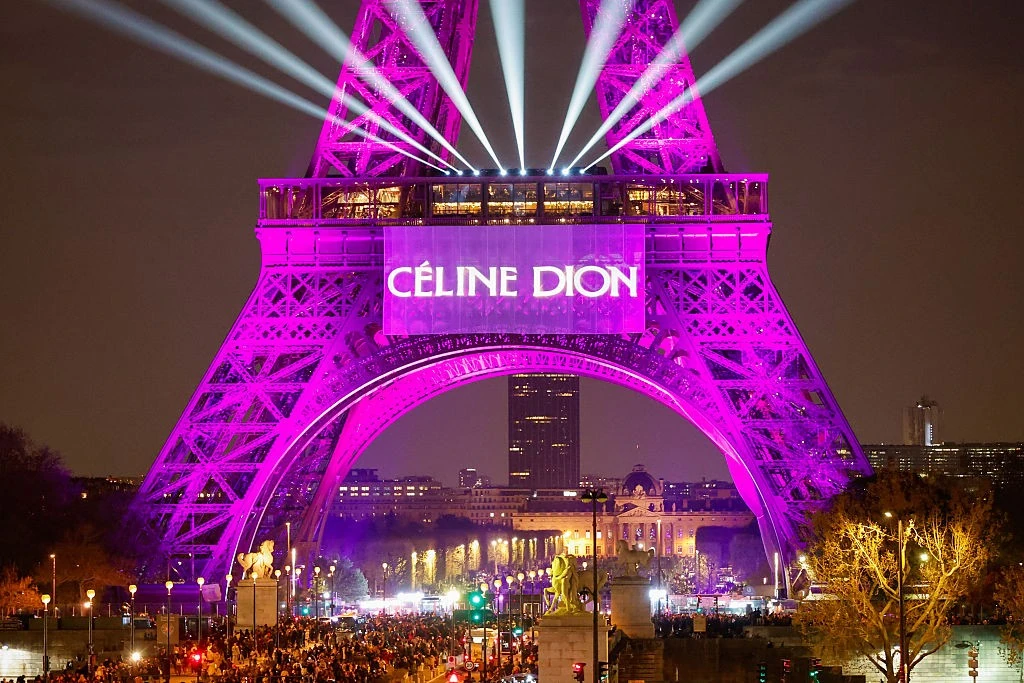A párizsi Eiffel-tornyon is hirdetik Céline nagy visszatérését 