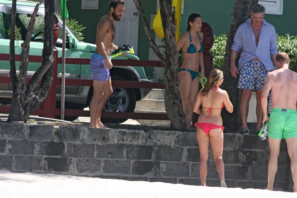 James, Pippa és Michael Middleton, piros bikiniben Carole, zöld fürdőnadrágban Vilmos látható (Fotó: Profimedia)