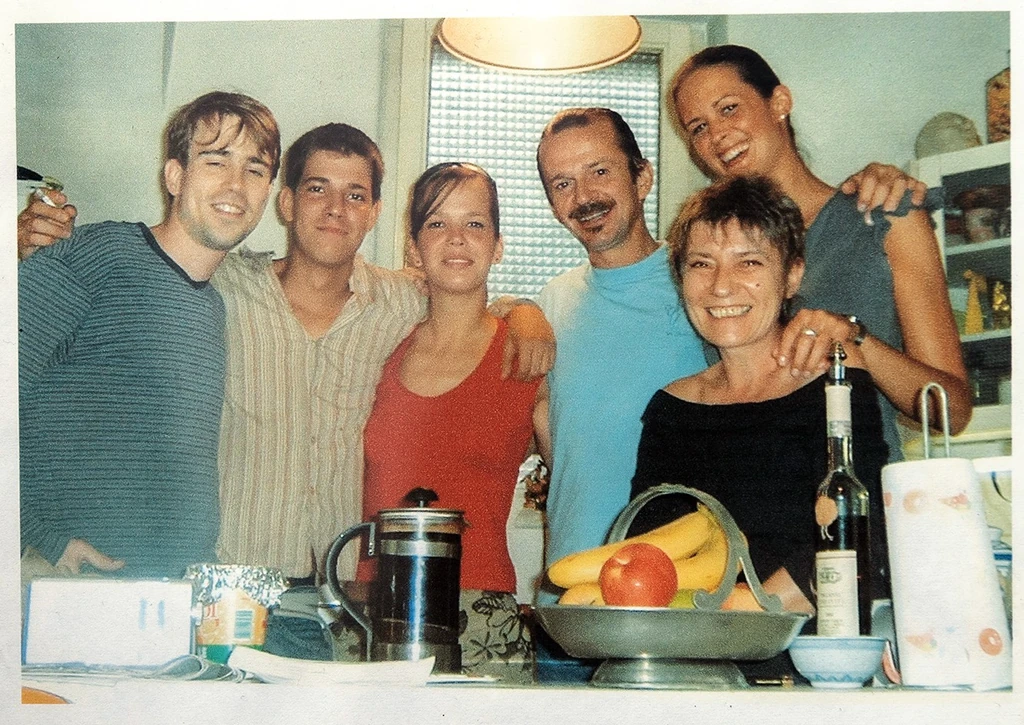 Fiaival, férjével és férje lányaival (Fotó: Archív)