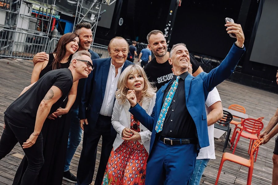 Mindenki imádja őket. Itt éppen Csonka Picivel szelfiznek (Fotó: Archív)