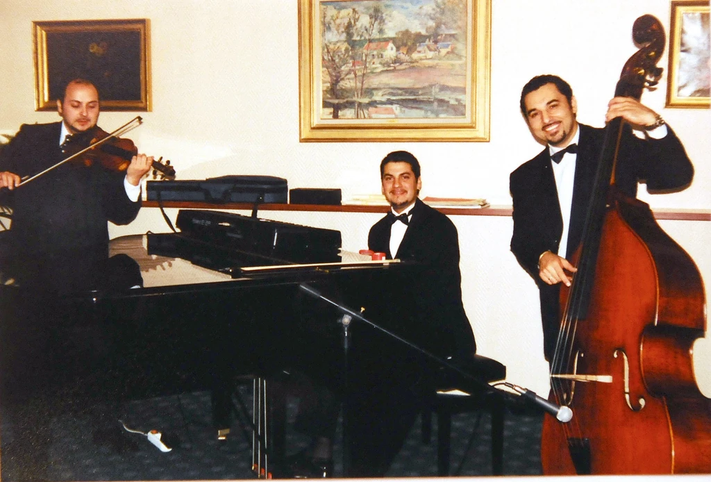 Fiatal kora óta zenél