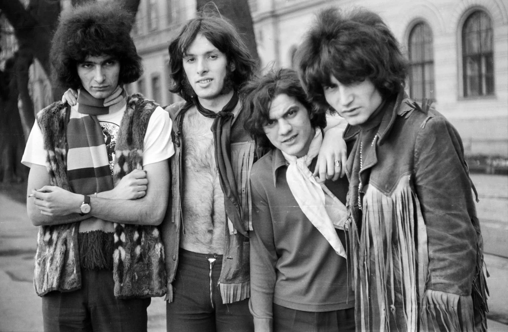 Az 1970-es Mini: Czipó Tibor, Ádám, Dobos Doxa Sándor és Závodi János (Fotó: Fortepan/Rubinstein Sándor)