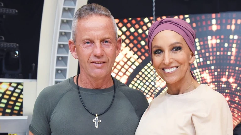 Rubint Réka után Schobert Norbi is befestette a haját