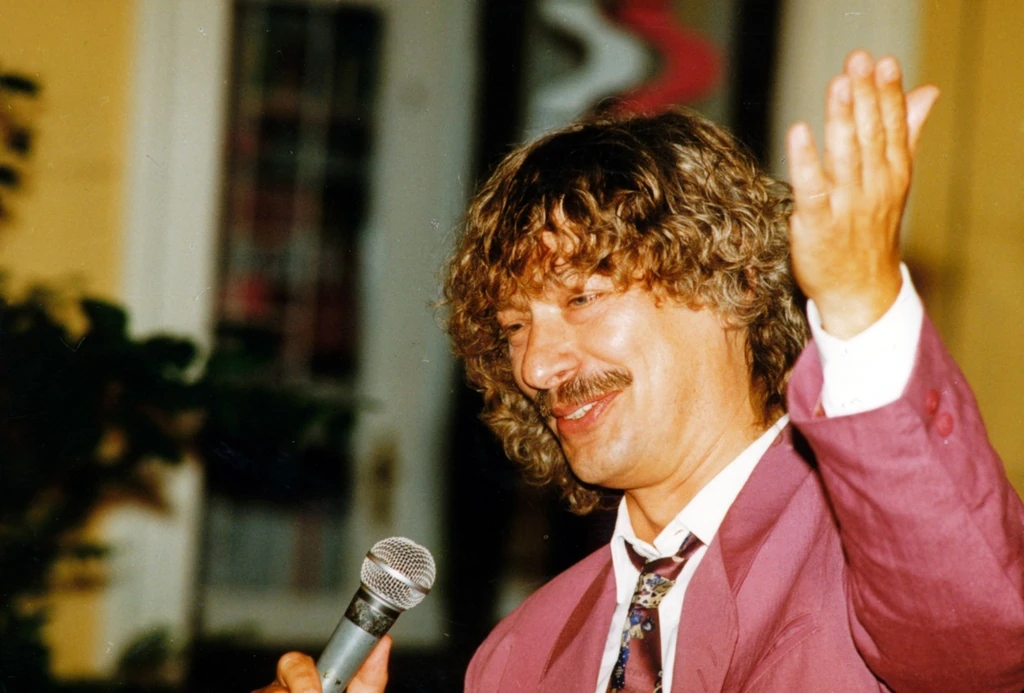 Göndör fürtjeivel divatot teremtett (Fotó: Archív)