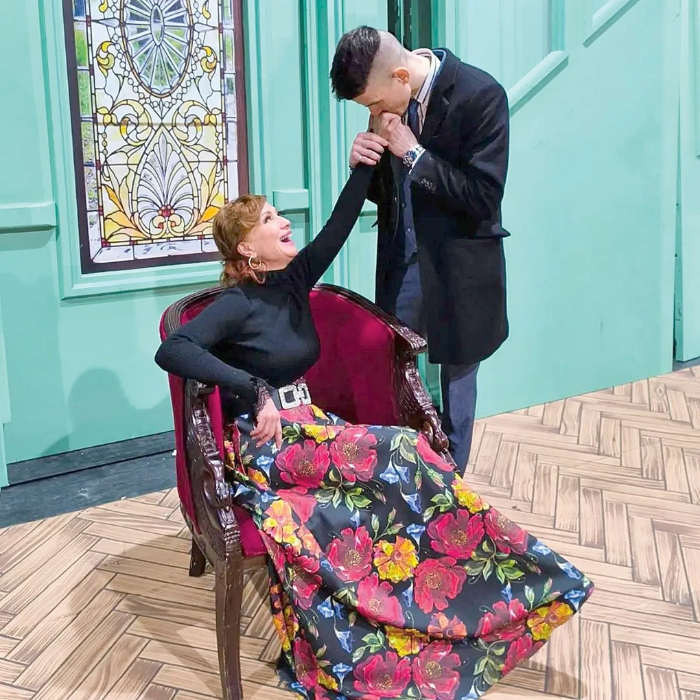 Édesanyjának, Détár Enikőnek gratulál egy tavalyi premierje után