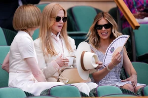 Nicole Kidman világos kosztümben, kalappal próbált védekezni az erős napsütés ellen, mellette  Anna Wintour és Sienna Miller foglaltak helyet, utóbbi vadul legyezgette magát