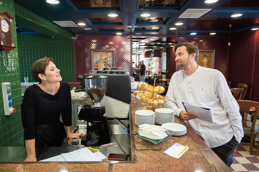 Hiteles környezetben, egy cukrászdában adják elő a darabot (Fotó: Smagpictures)