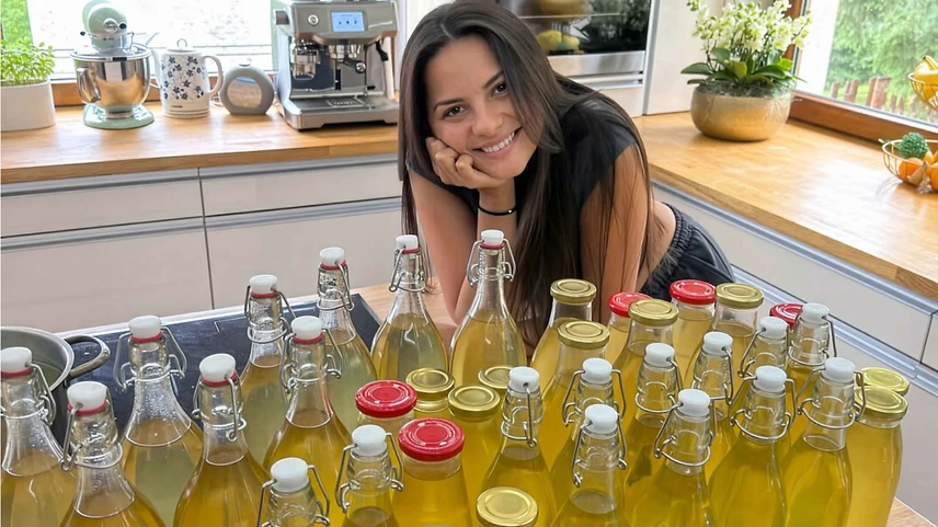 Evelin rengeteg bodza­szörpöt készített az idén