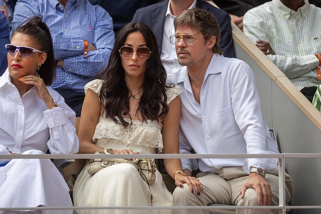 Brad Pitt és Ines de Ramon júniusban a Roland-Garroson 