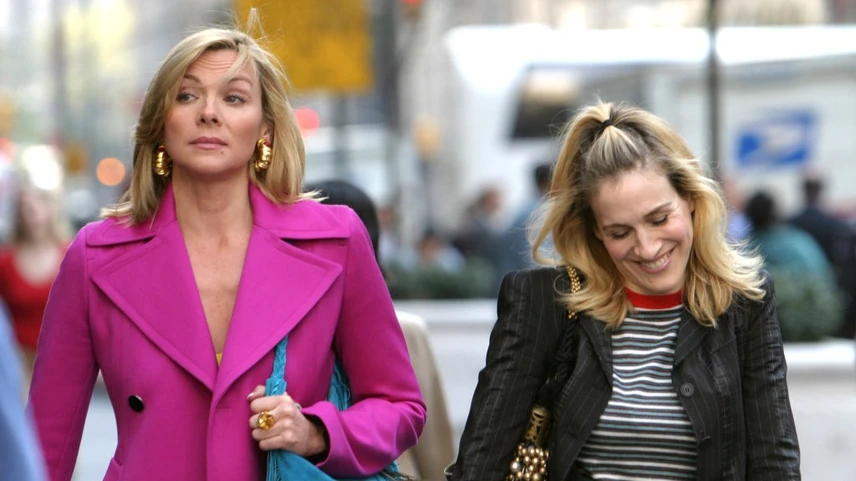 Kim Cattrall Samantha Jonesként a Szex és New York sorozatban, mellette Sarah Jessica Parker, akivel amúgy ki nem állhatják egymást