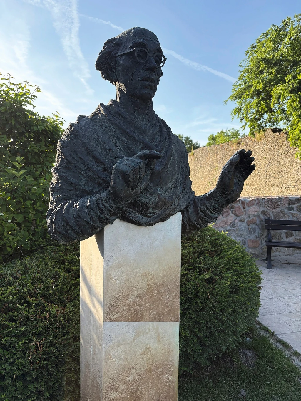 A tatai Öreg-tó partján áll a szobra (Fotó: Baku György)