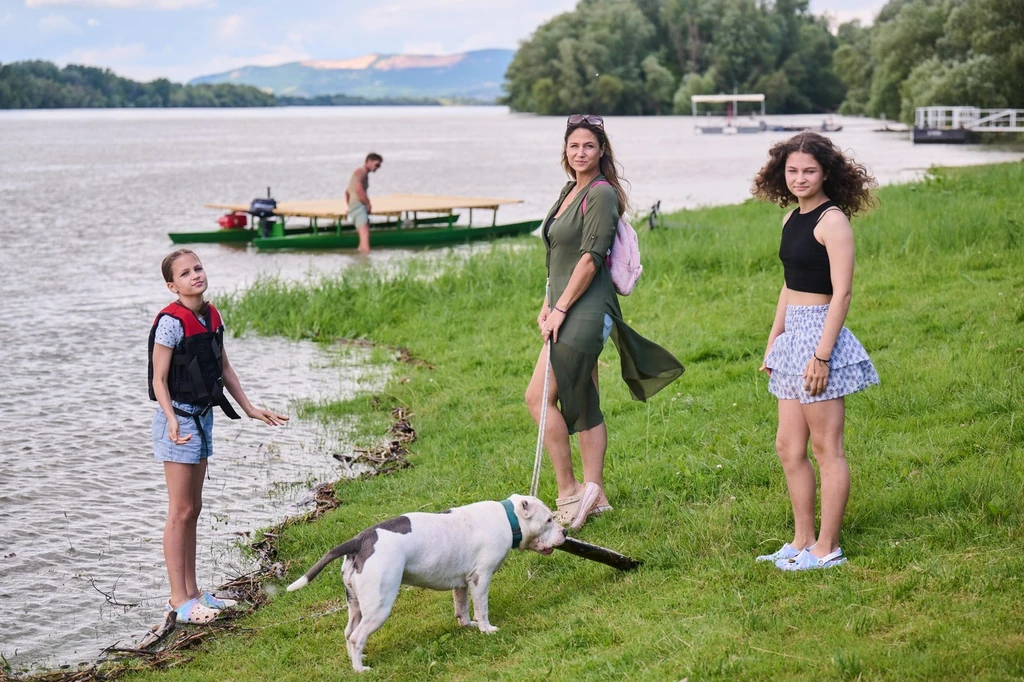 Laky Zsuzsi és férje: Dietz Gusztáv tutajt építettek, amivel a Dunán tutajoznak a gyerekekkel és Malac kutyájukkal. A kutya neve Masni, de azt nem használják, a lányok Malacnak hívják (Fotó: Schumy Csaba/fotocentral.hu)
