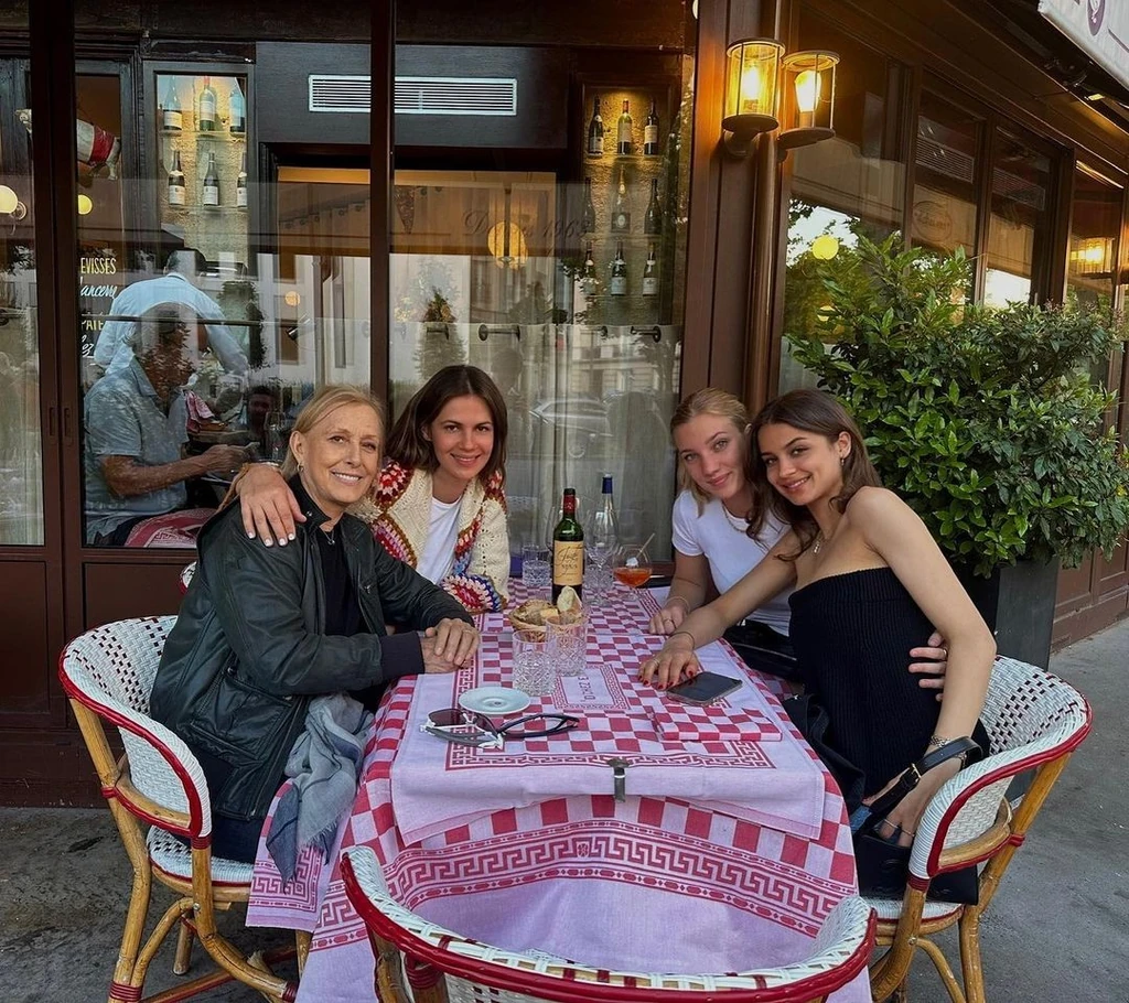 A felesége két lányának a nevelésében is részt vett