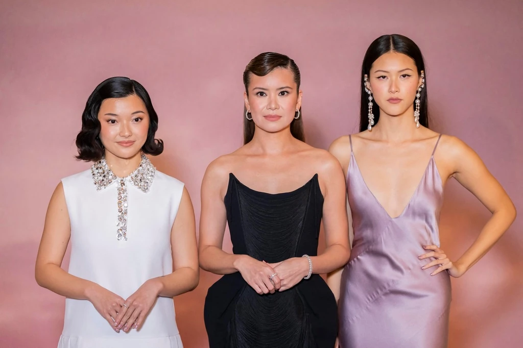 Katie Leung középen, a Bridgerton premierjén sorozatbeli lányaival (Fotó: Profimedia)