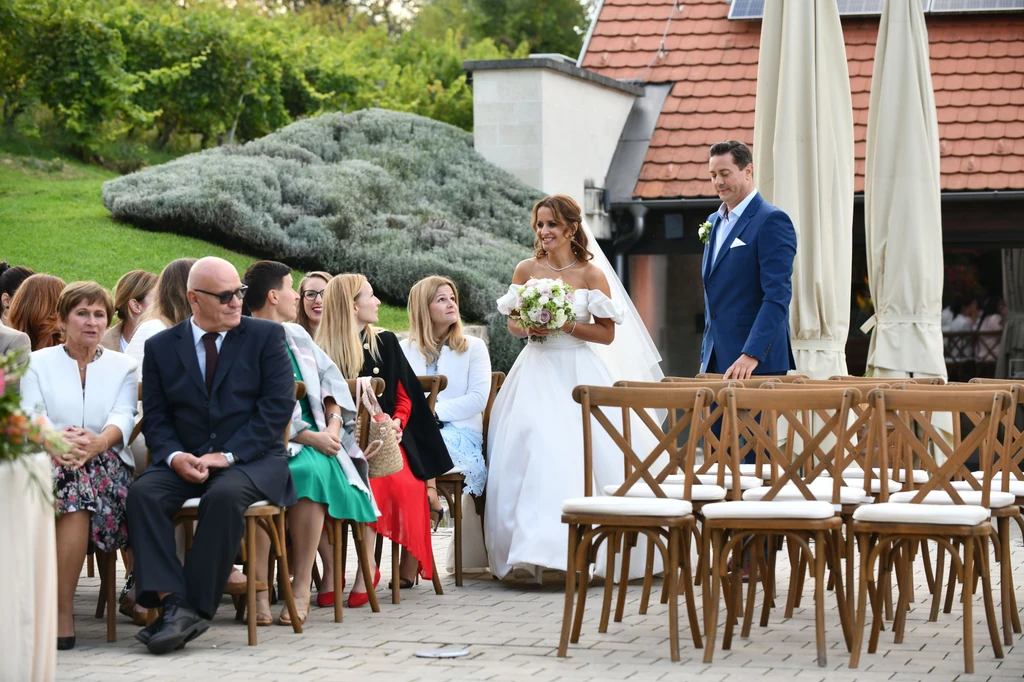 Ján családja és barátai nem vettek részt az esküvőn