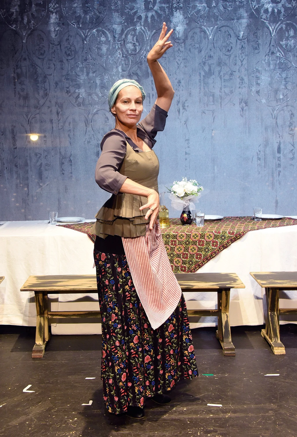 A színpadon is látható a tökéletes alakja