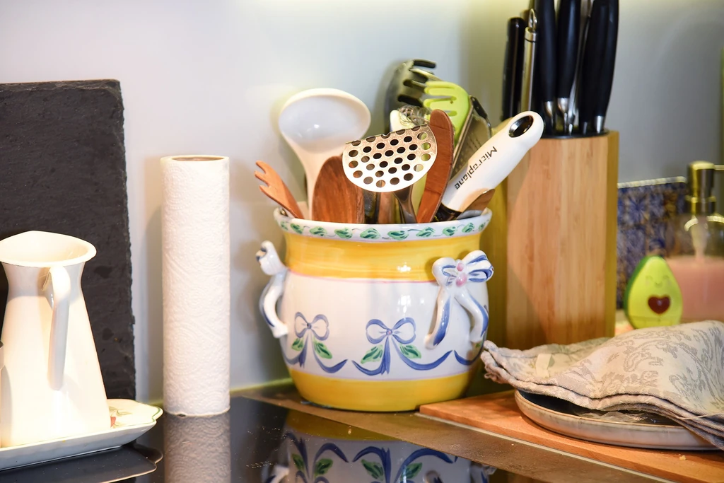 „Évtizedek óta ebben a herendi kaspóban tartom a főzéshez használt nagyobb konyhai eszközöket”