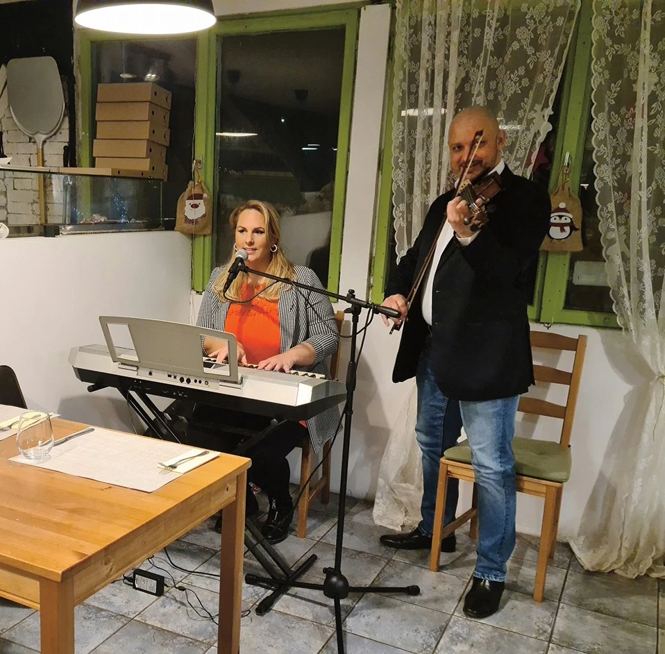 Legújabb, Kerek a világ című dalukban Zoltán vokálozik és hegedül (Fotó: Archív)