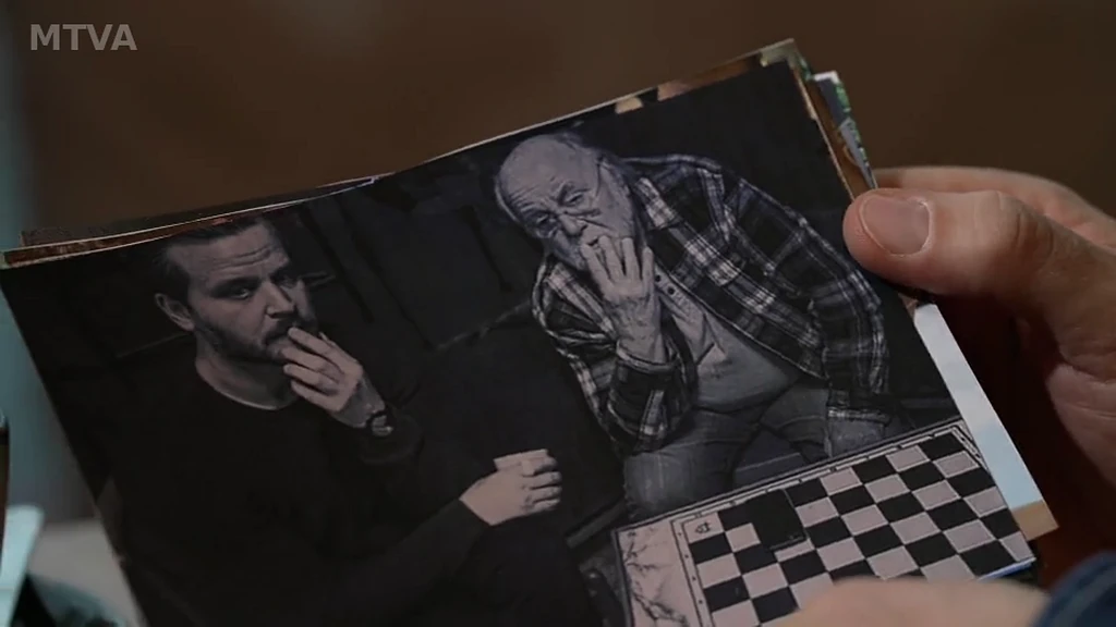 Máté fotókat is mutatott az édesapjával (Fotó: MTVA)